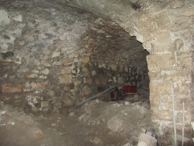 Evidences of underground roofing in the shop